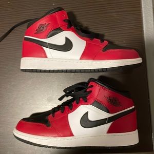 Air Jordan 1 Mids GS ‘Chicago Black Toe’